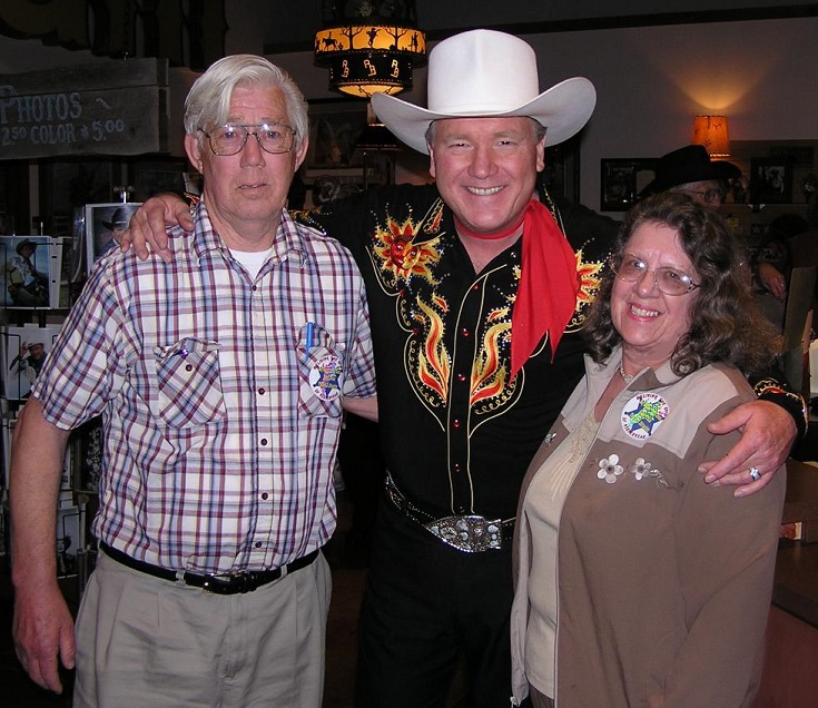 Don & Bonnie Hanlon meet Dusty (Roy Rogers, Jr.) in Branson, Missouri -- May 2007        Bonnie's dad took her to see Roy Rogers, Sr. for her birthday in 1945 and her hubby took her to       meet his son for her birthday in 2007.      